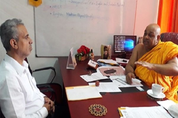  رئیس قسم الدراسات البوذیة فی جامعة کولمبو عاصمة سریلانکا "دهاما جوتی"