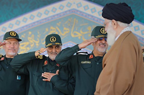 قائد الثورة الاسلامية يقلّد اللواء قاسم سليماني وسام