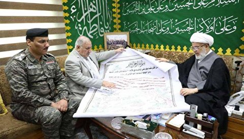 مسؤول في وزارة الداخلية يسلم ممثل المرجعية الدينية العليا وثيقة المبادرة الانسانية للعشائر العراقية
