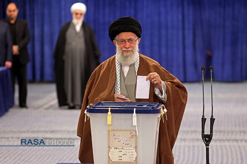قائد الثورة الاسلامية يدلي بصوته في الانتخابات