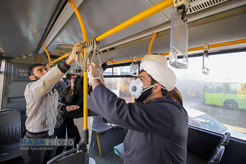 مشاركة طلبة العلوم الدينية في تعقيم الحافلات من فايروس كورونا