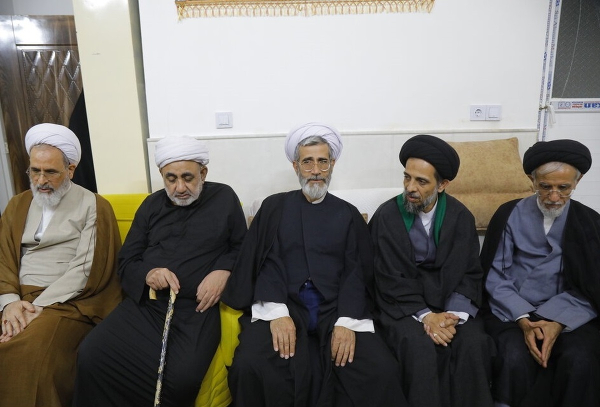 حضور مدیر حوزه های علمیه در منزل مرحوم حجت الاسلام توحیدی + عکس