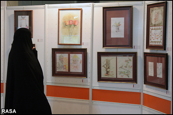 نمایشگاه آثار تجسمی با محوریت جنگ نرم در حوزه علمیه خواهران مشهد برگزار شد