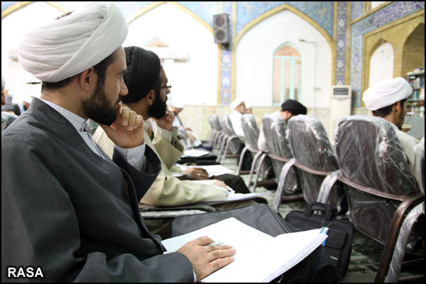 تجلیل از طلاب برگزیده طرح حفظ 5 جزء قرآن در  آذربایجان شرقی