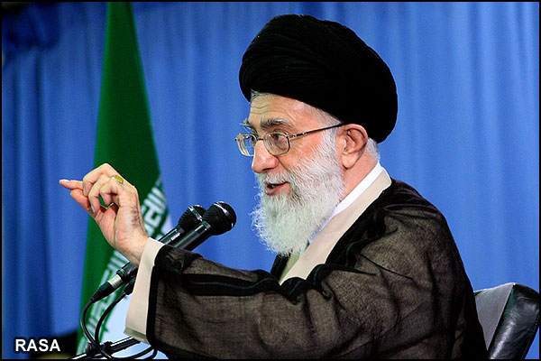 هیچ قدرت دنیا نمی‌تواند آیت‌الله خامنه‌ای را از راه امام راحل منحرف کند