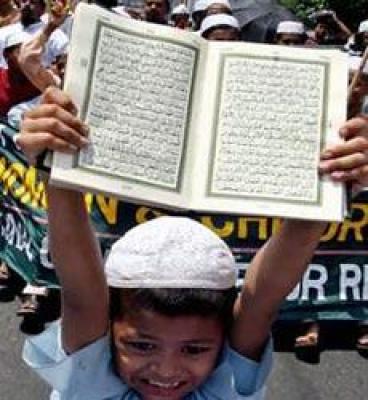 المسلمون والمشهد المؤجل لحرق نسخ من القران الکریم
