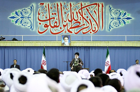 الإمام الخامنئی ینتقد الأفکار الخرافیة حول المهدویة ویشید بالأعمال العلمیة والاستدلالیة