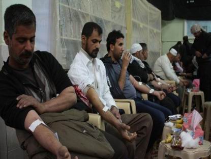 اهداي خون عزاداران عراقي در روز عاشورا