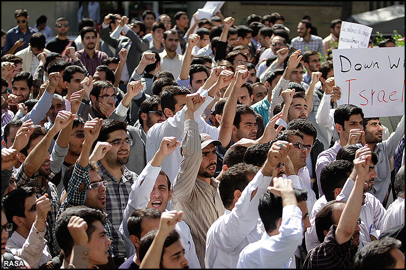 تجمع دانشجويان مقابل دفتر کميسارياي عالي سازمان ملل در مشهد