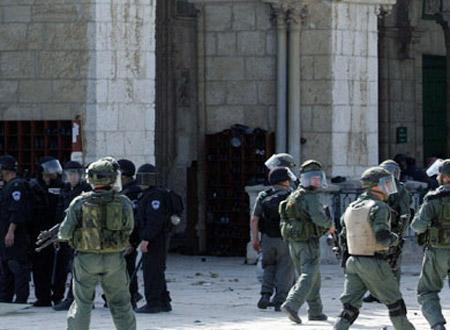 القوات الاسرائیلیة تقتحم باحات المسجد الأقصى
