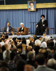 دیدار جمعی از مسؤولان نظام و میهمانان کنفرانس وحدت اسلامی با رهبر انقلاب
