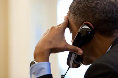 باراک اوباما در حال صحبت با تلفن