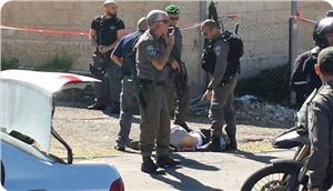 زخمي شدن سربازان صهيونيست در حمله ي شهادت طلبانه جوان فلسطيني