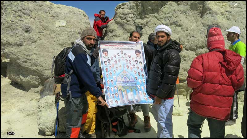 صعود نخستين گروه کوهنوردي طلاب قم به قله دماوند به ياد شهداي روحاني