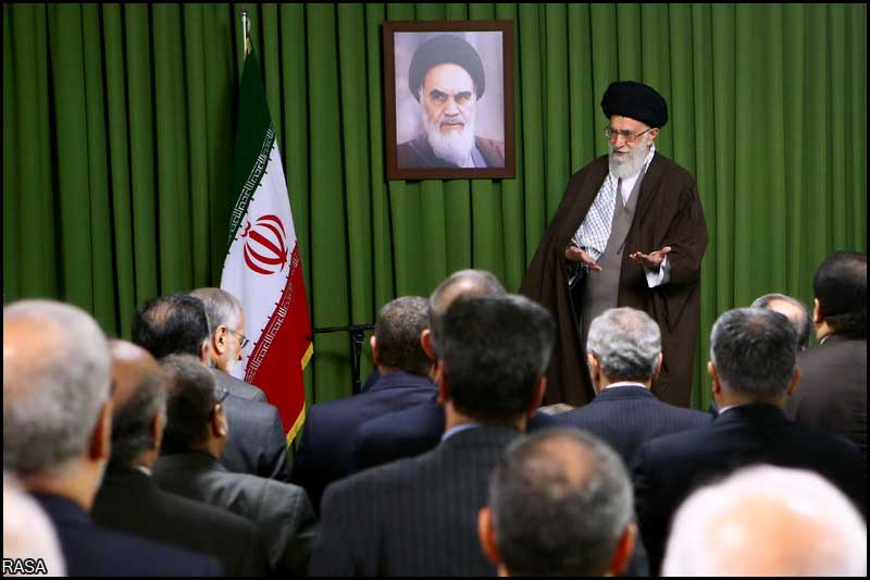 قائد الثورة الاسلامية يستقبل وزير الخارجية وسفراء ومسؤولي البعثات الدبلوماسية الايرانية