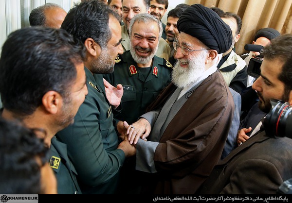 قائد الثورة يلتقي بابطال حرس الثورة الاسلامية الذين تصدوا للبحارة الاميرکيين 