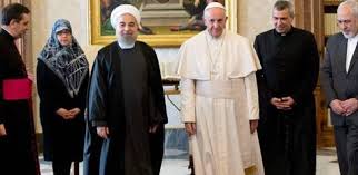 الرئيس الإيراني حسن روحاني خلال لقائه البابا فرنسيس زعيم الکنيسة الکاثوليکية 