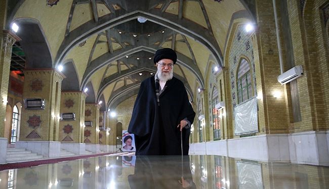 قائد الثورة الاسلامية يزور مرقد الإمام الخميني (رض) وقبور الشهداء
