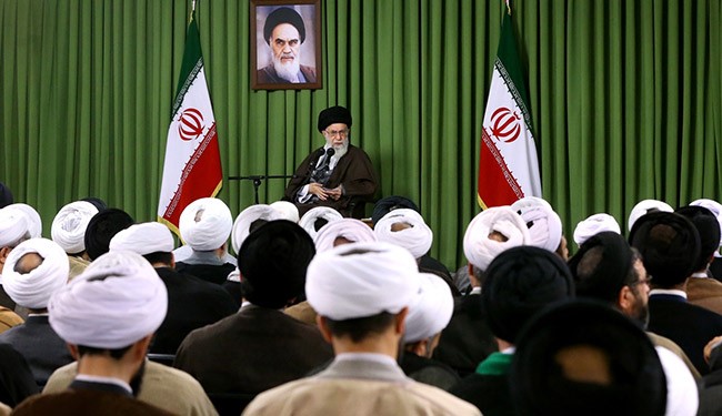 قائد الثورة الاسلامية في ايران آية الله السيد علي خامنئي 