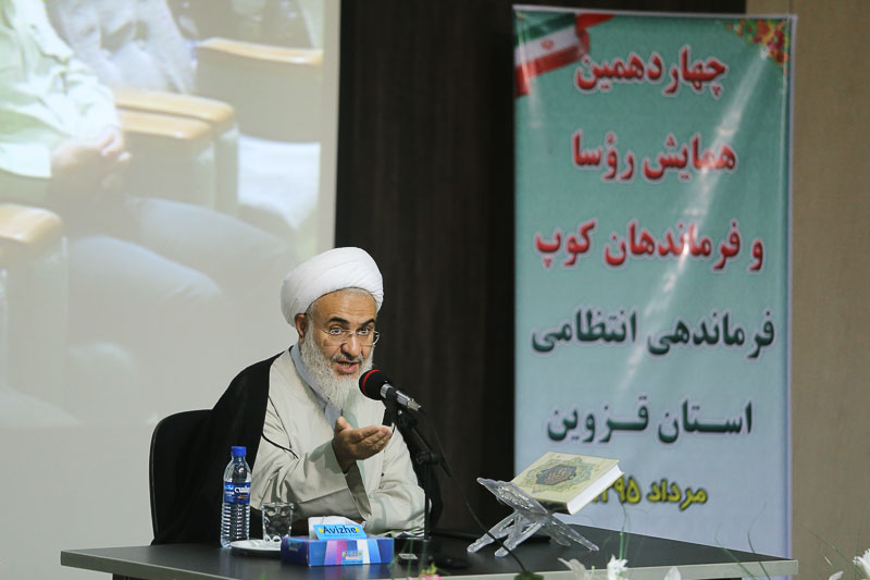 اقامه نماز جماعت سبب جلوگیری از منکرات در جامعه میشود
