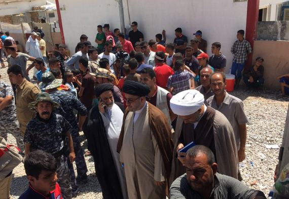 مكتب المرجع السيستاني يوصل مساعداته لـ(۷۵۰۰ عائلة نازحة) في ناحية ديبكة العراقية
