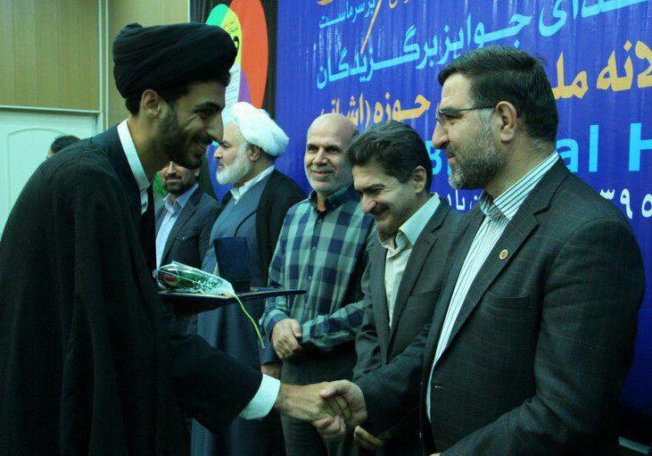 حجت الاسلام سیدجواد میرحسینی
نفر اول بخش های تک عکس و مجموعه عکس چهارمین دوسالانه عکس حوزه