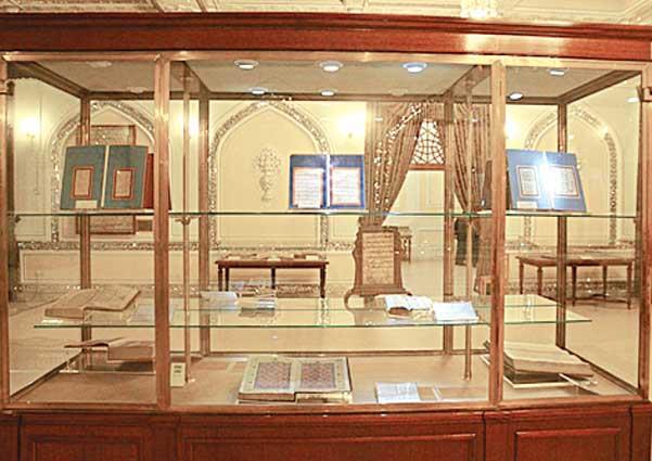    عرض مصحفین مخطوطین منسوبین للإمام الحسین والسجاد (ع) فی متحف العتبة الرضویة 