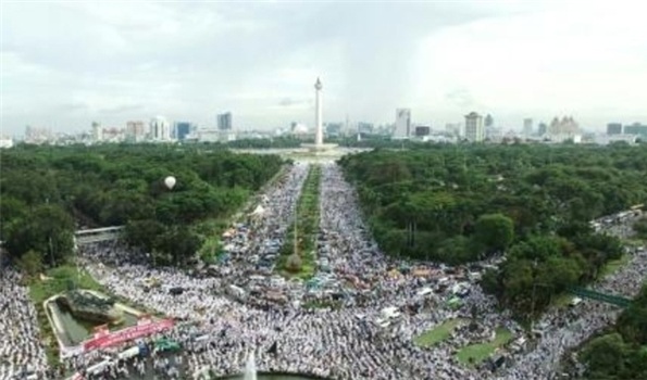 الآلاف من المسلمين في اندونيسيا يتظاهرون ضد حاكم جاكرتا