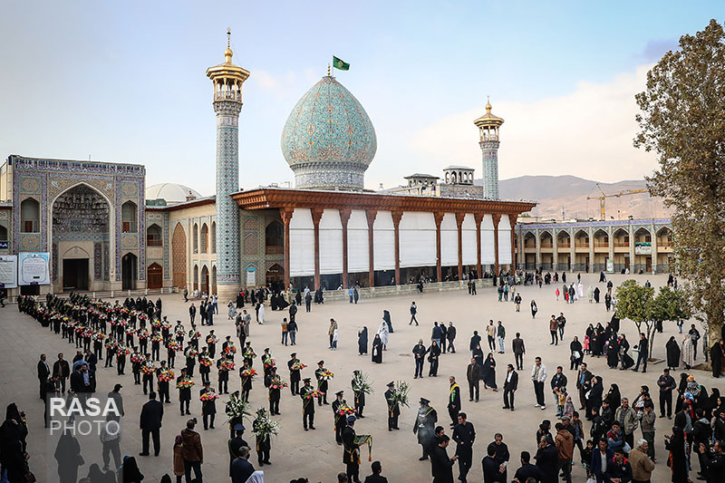 گل‌آرایی ضریح مطهر شاهچراغ(ع) وحضرت سیدمیرمحمد(ع)