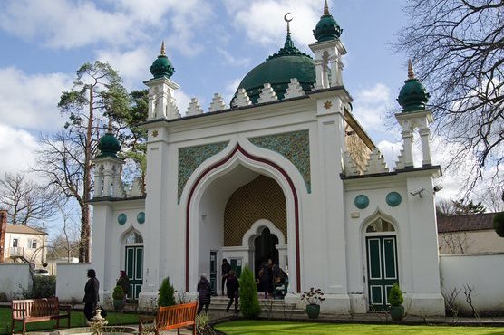 مسجداً في بريطانيا تفتح أبوابها لغیر المسلمین 