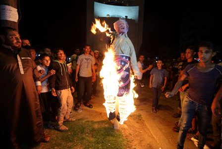 آتش زدن آدمک ترامپ رییس جمهور آمریکا در غزه فلسطین