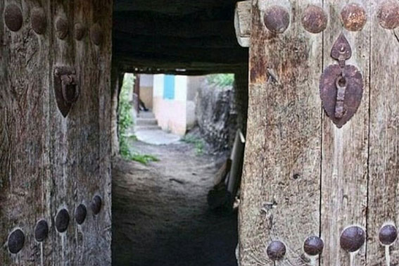 در چوبی قدیمی