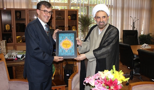 بيغز، لدى لقائه رئيس جامعة المذاهب الاسلامية محمد حسين مختاري 