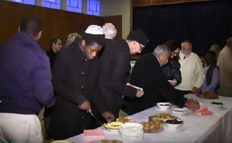 کنیسة يهودية في جنوب إفریقیا تقدّم الإفطار للمسلمین 