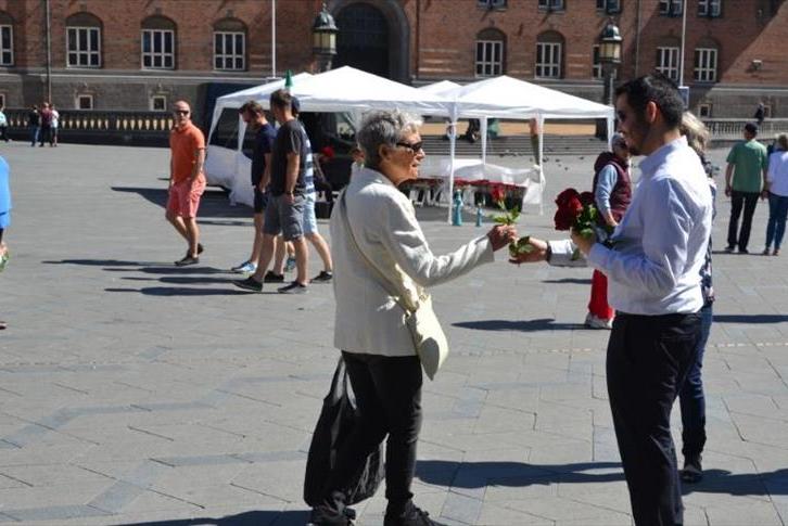 مسلمون بالدنمارك يوزعون الورود 