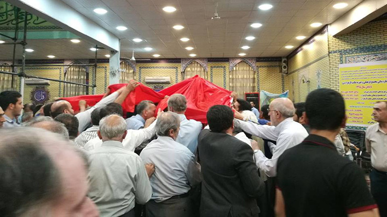  راية قبة الامام الحسين ترفرف في مساجد ايران