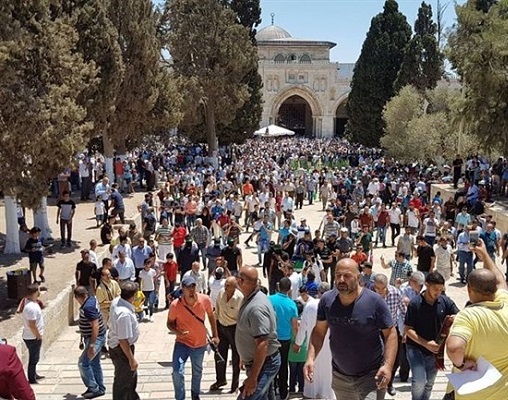  الآلاف يصلّون الجمعة في المسجد الأقصى