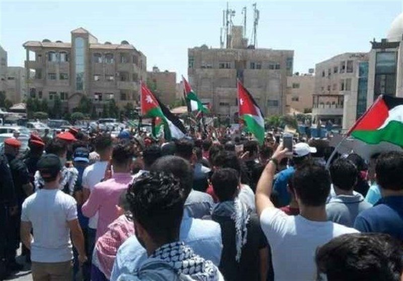 مسيرة في عمان تطالب بطرد السفيرة الإسرائيلية 