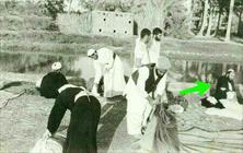 دیدنی/ شهید سید مصطفی خمینی در پیاده‌روی اربعین سال ۴۳، نفر اول از سمت راست