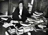  دیدنی/ تصویری کمتر دیده شده از مرحوم آیت الله مرعشی نجفی در حال مطالعه