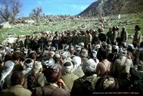 دیدنی/ تصویر کمتر دیده شده از حضور آیت‌الله خامنه‌ای در جمع رزمندگان کُرد در دوران دفاع مقدس