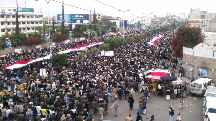 حشود جماهيرية حاشدة إلى شارع المطار بالعاصمة صنعاء