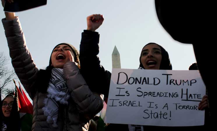 الآلاف يتظاهرون في واشنطن رفضاً لقرار ترامب بشأن القدس 