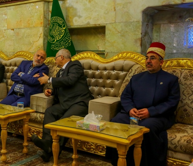 الأمين العام للعتبة الكاظمية المقدسة يتشرف بزيارة مرقد الإمام علي (عليه السلام