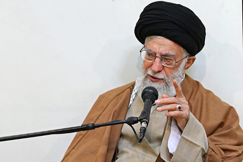 قائد الثورة الاسلامية يستقبل حشدا من عوائل الشهداء