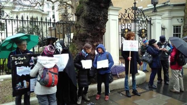 اعتصام أمام السفارة السعودية في لندن إحتجاجاً علي الحرب ضد اليمن 