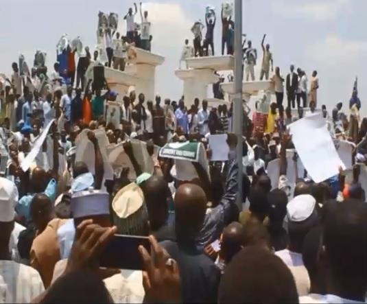  تظاهرات في أبوجا النيجيرية تطالب باطلاق الشيخ الزكزاكي