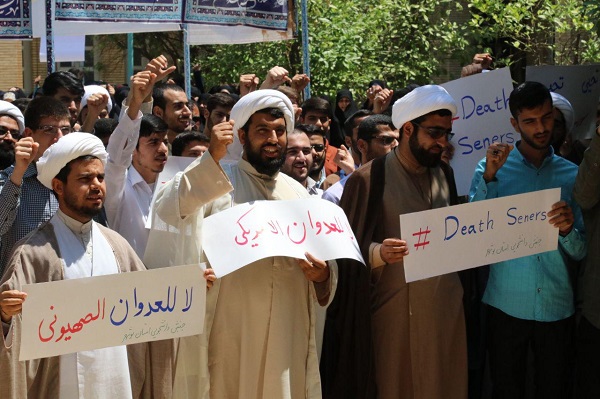 علماء الدين في بوشهر الايرانية ينظمون تجمعا لاستنكار الهجوم الثلاثي