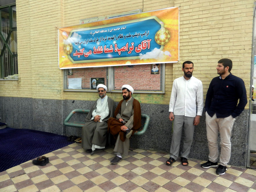 تجمع طلاب حوزه علمیه همدان نسبت به مواضع دشمنانه امریکا