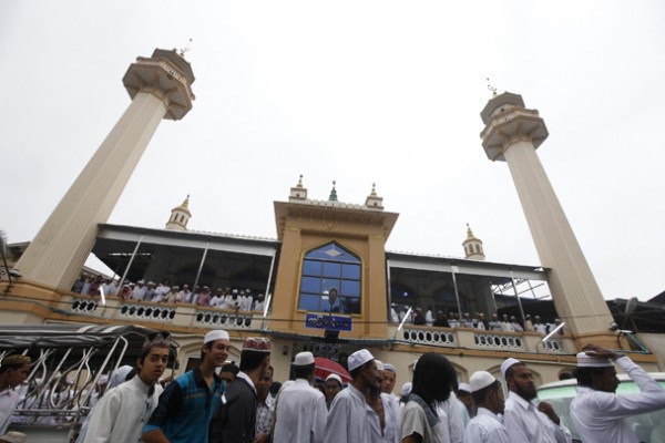  يشعر الزعيم الديني تين شوي بالقلق إزاء الاحتفال بشهر رمضان